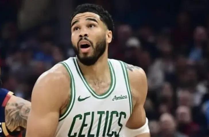 塔图姆：克莱前几天和我聊过，他告诉我要对自己宽容一些。
克莱还对塔图姆说，真希望