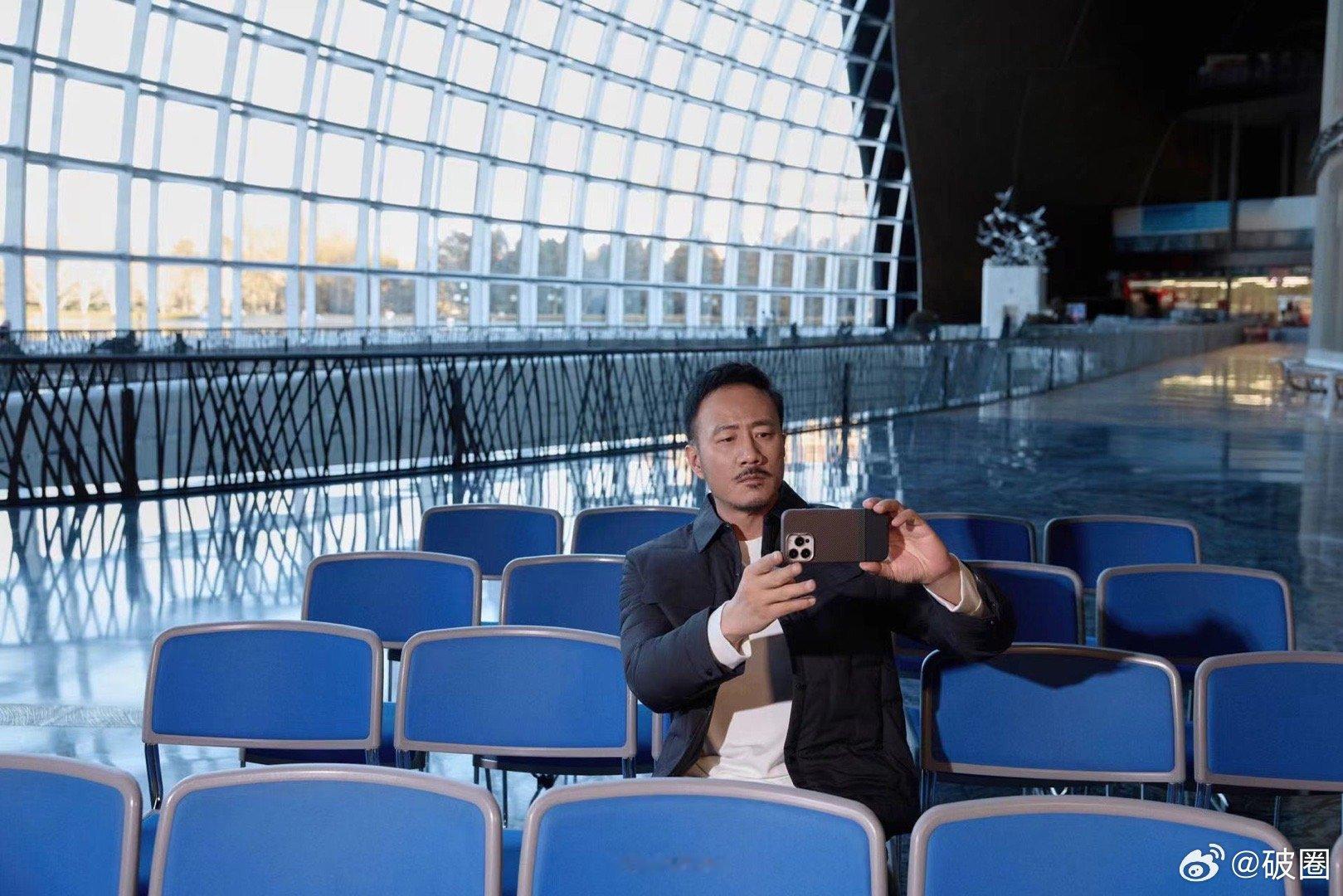 胡军[超话]   一位在话剧舞台上熠熠生辉的演员，以他深沉内敛的演技，赋予了《雷