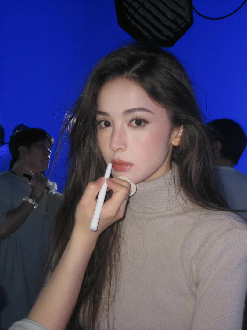 娜扎的美貌让人赏心悦目娜扎毫无争议的骨相美真的服了娜扎的骨相，流畅的轮廓立体又精