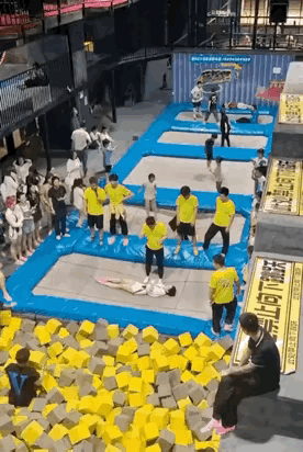 1：没有一点力气，还真的就抱不住。
2：表情控制大师，小表情控制的真好。