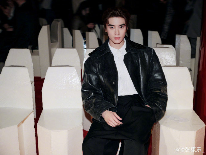 张康乐卷毛和背头的温度差 背头化身冷感daddy，卷毛秒变甜系baby，来感受 