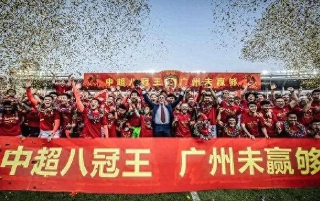 2013年11月9日的天河，五万个嗓子喊到冒烟。当主裁吹响终场哨，整个中国足球等