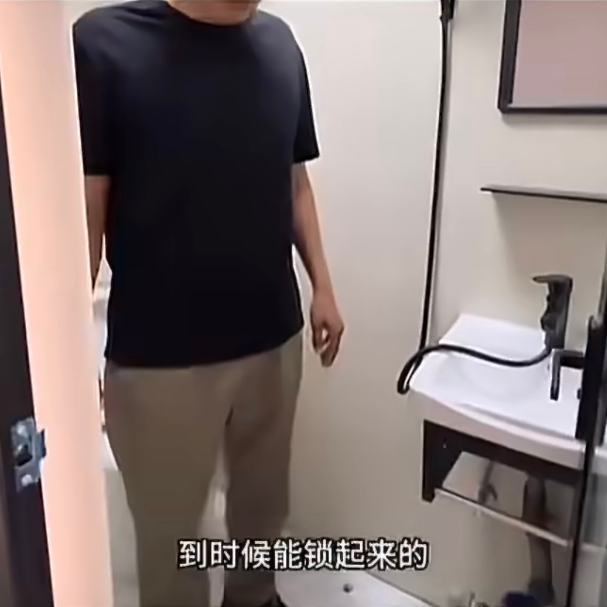上海小伙看完厕所后租下超小卧室上海500块租的小房间，带床、衣柜、鞋柜、窗户、空