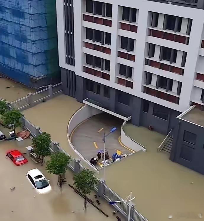 强烈建议，全国小区地下停车场强制在入口安装自动升降挡水钢板墙，平时的时候是降下去
