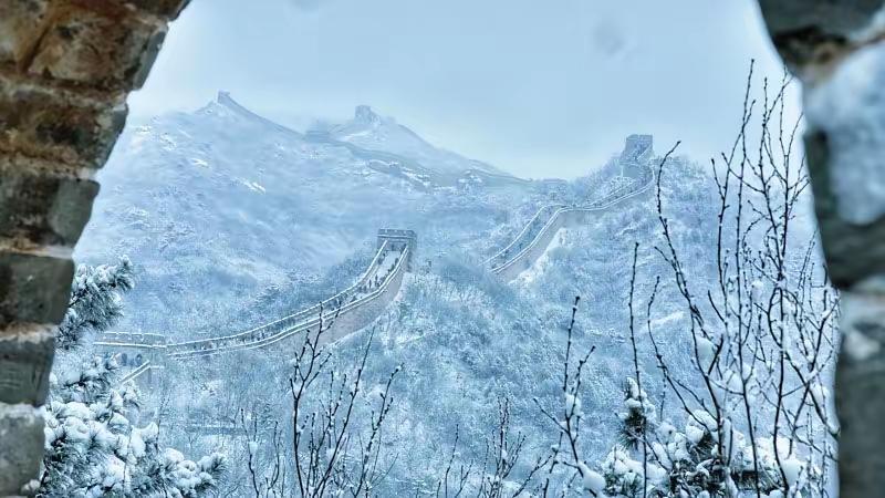 万里长城银装素裹，北国风光分外妖娆！我要上热榜 八达岭长城雪景 登上山顶看美景 