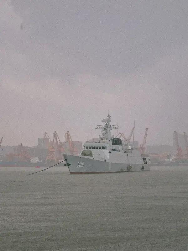 4月22日，在人民海军成立77周年之际，官方重磅推出了 《向大洋》 与 《军迷之