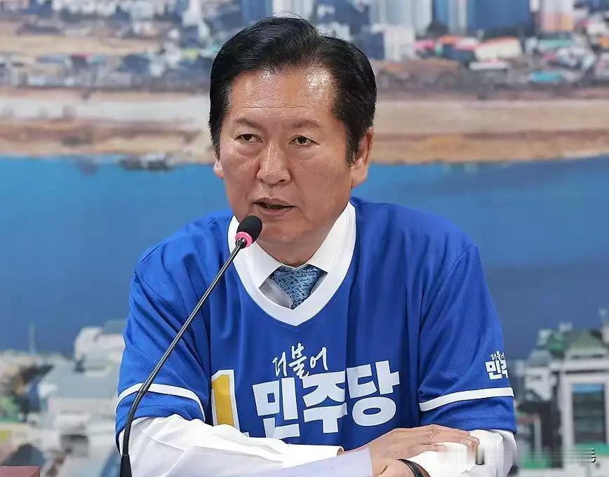 5月20日，韩国共同民主党党首郑清来针对星巴克韩国此前引发争议的营销活动提出批评
