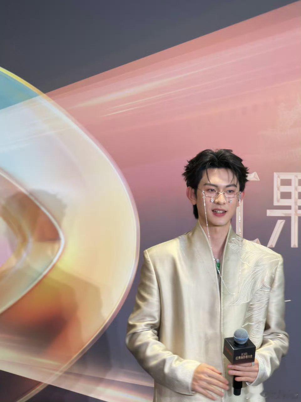 陈添祥气场全开这个陈添祥真的帅 这个造型太帅了，对我眼睛很友好 这每一张都可以当