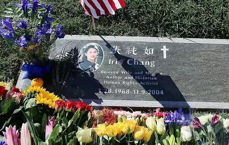 1937年12月，几十个日本兵闯进一户人家，当场扒掉了年轻太太的衣服。突然，有日