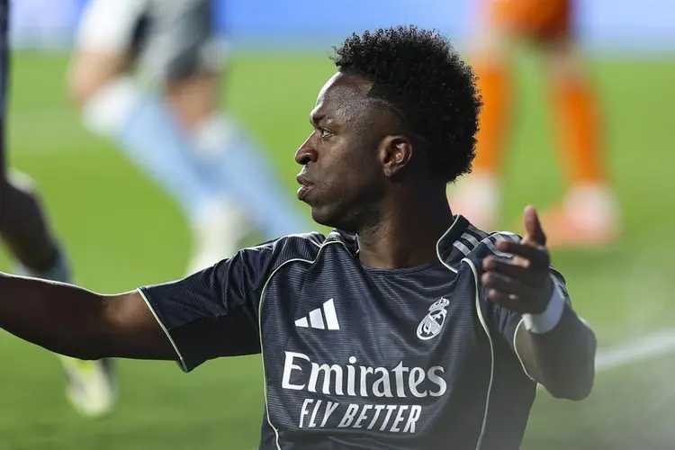 不顾皇马输赢只想炫技 1.5亿巨星彩虹过人却出糗 遭球迷狂嘘+哄笑在北京时间3月