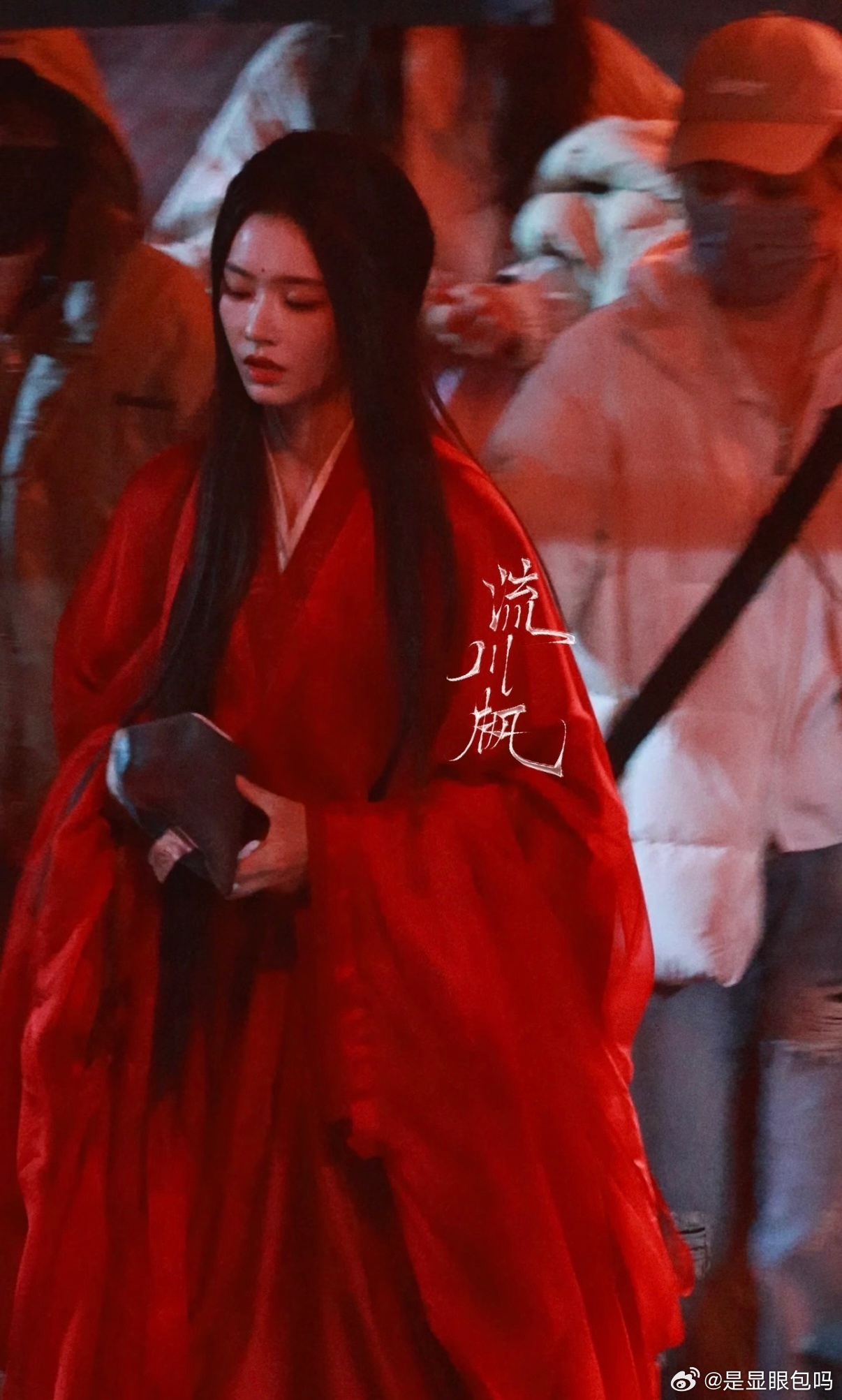 代拍给林允拍出神图了林允红衣浴火奔跑路透太绝了，眉眼间的倔强与易碎感并存，代拍都