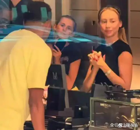 姆巴佩带女友在巴黎挑珠宝，不愧是西班牙女星，素颜也很美 