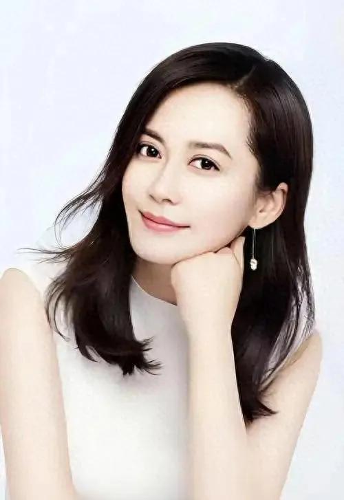 54岁不婚不育，20年陪伴胜过婚姻？

俞飞鸿54岁了，依然不婚不育，身边有个男