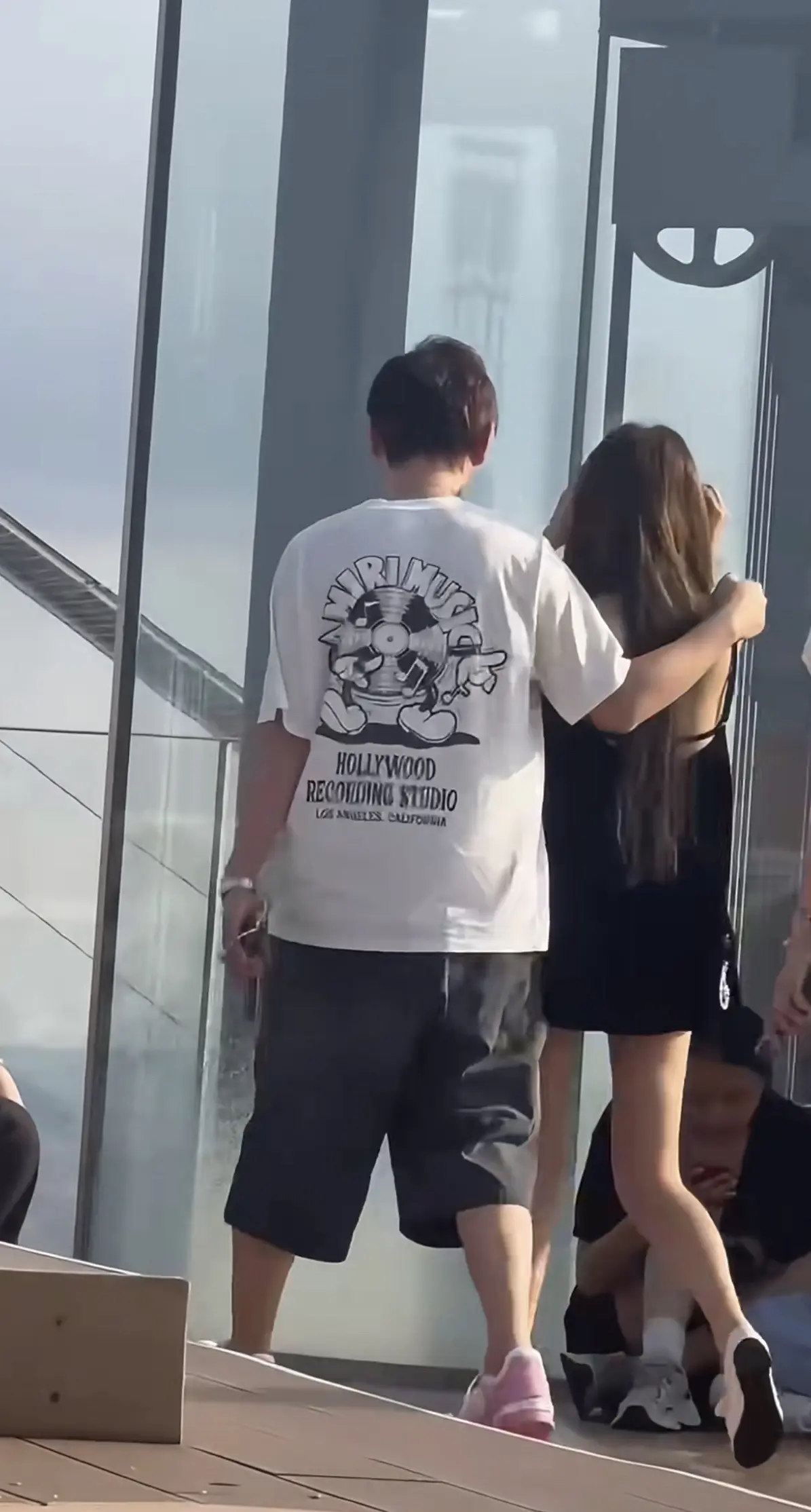 王思聪搂着美女出行，他能有什么烦恼呢？