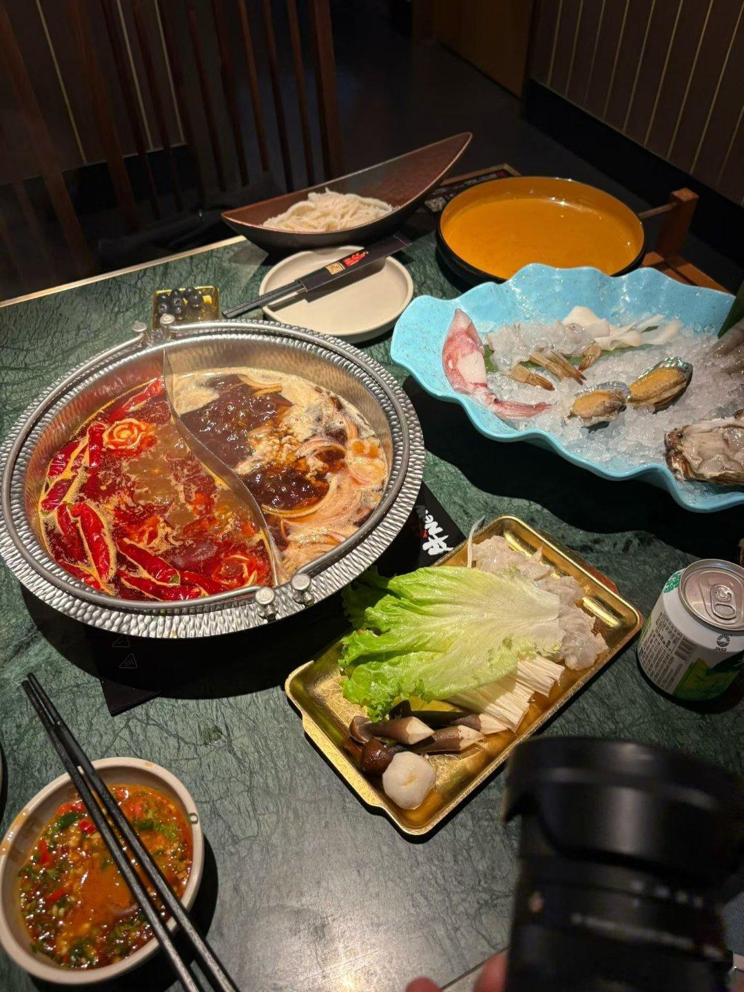 不得不说这家火锅还是非常不错的色香味俱全！稍后发布今天下午黄金思路，一早上没怎么