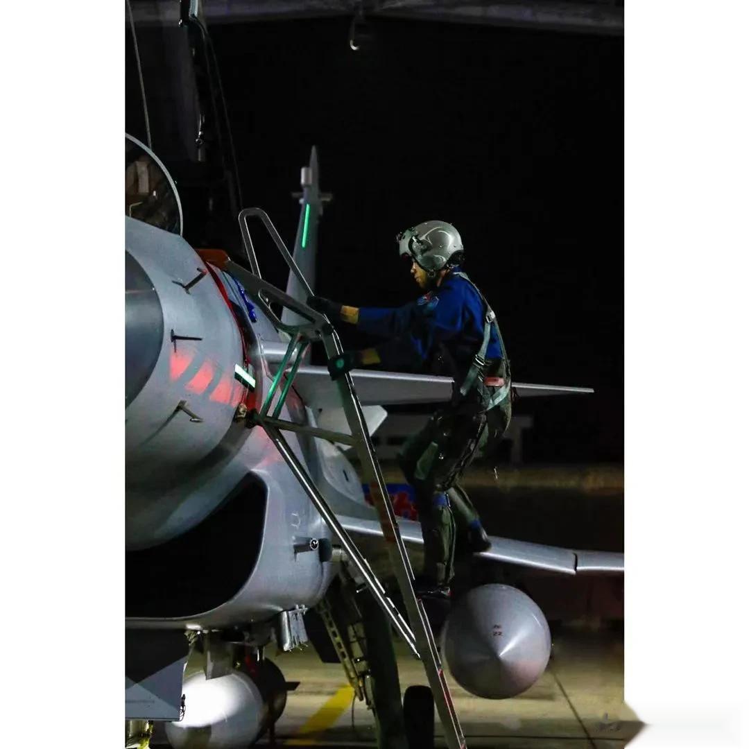 每天早上第一个赞给守护我们的中国军人！早安！