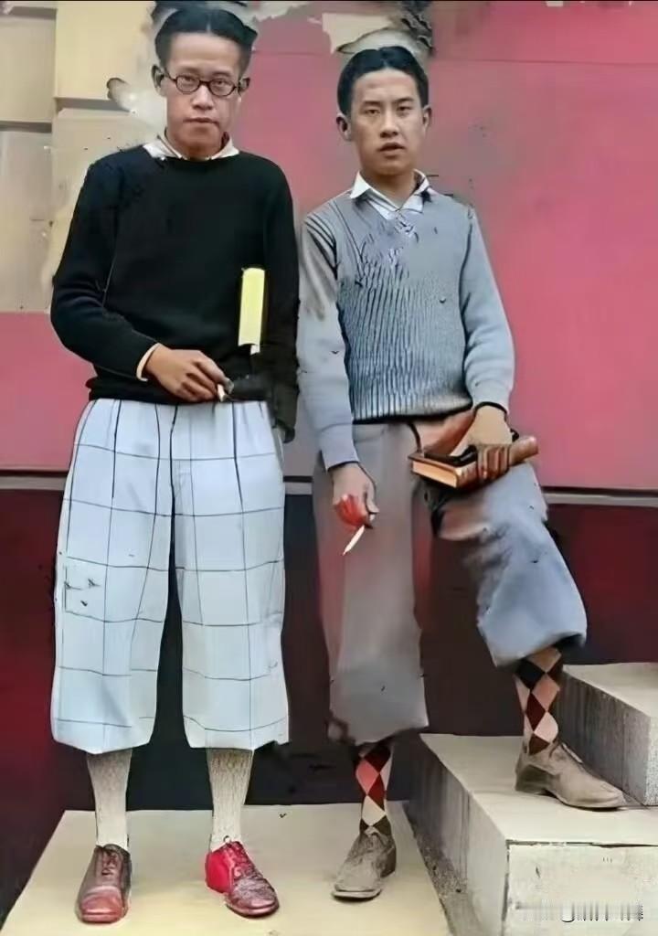 看这张老照片，还以为是复古时尚大片！俩青年穿格子阔腿裤、菱格纹长袜，配异色皮鞋，