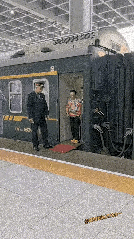 现在她们是最开心的人，退休了，不用工作就有退休金，有的人退休金还很高，不用伺候家