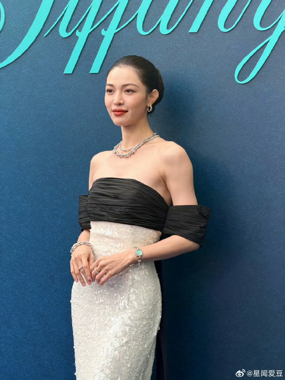 钟楚曦白月光回国 好看是好看，印象里她出席活动经常是这个发型和妆容，好像就是裙子