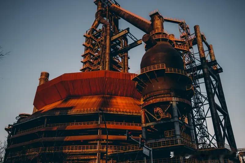 苏联文学作品有很多经典之作，我超喜欢《这里的黎明静悄悄》。作者鲍里斯·瓦西里耶夫