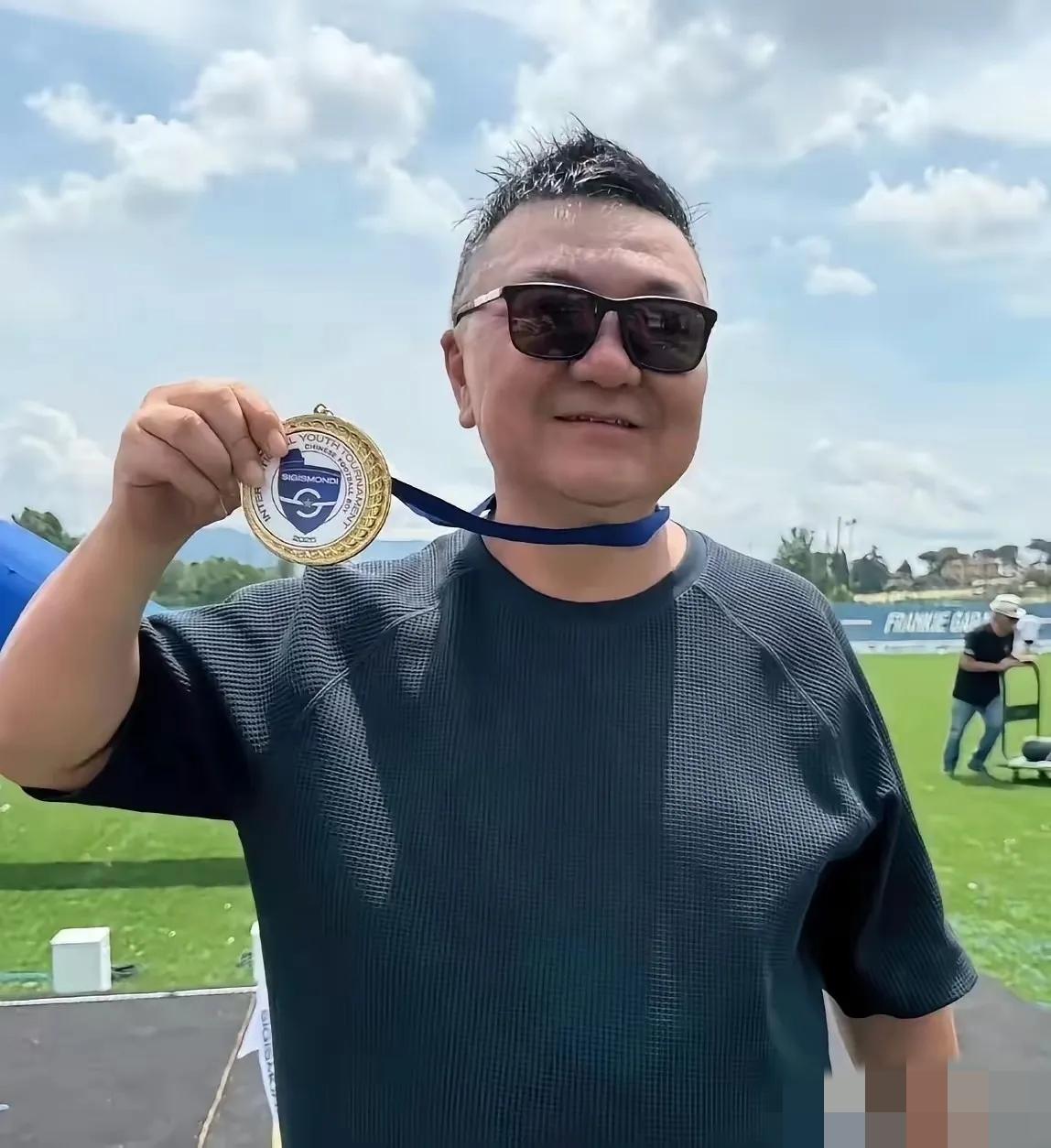 我老公以前是体育特长生，我问他：董路没教练证，却带着中国足球小将夺冠，不算违规吗
