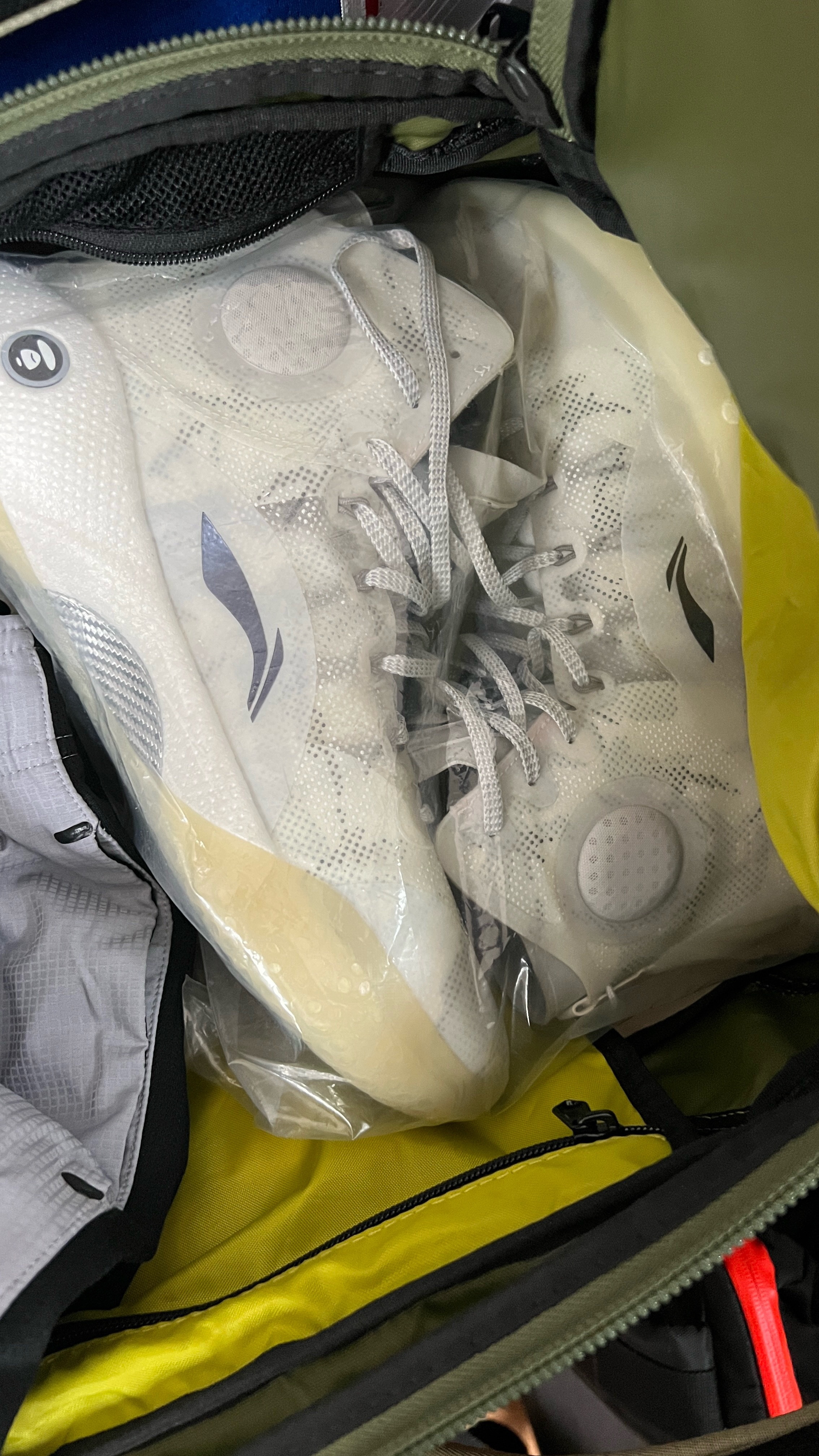 完犊子了打球的鞋都拿球馆去了，明天去别的馆打发现没鞋穿只能再开一双新的14䨻了