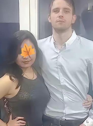 凌晨一点半，一个24岁的中国女孩开始挨打。打到早上八点半，她没了人形。下颌骨碎了