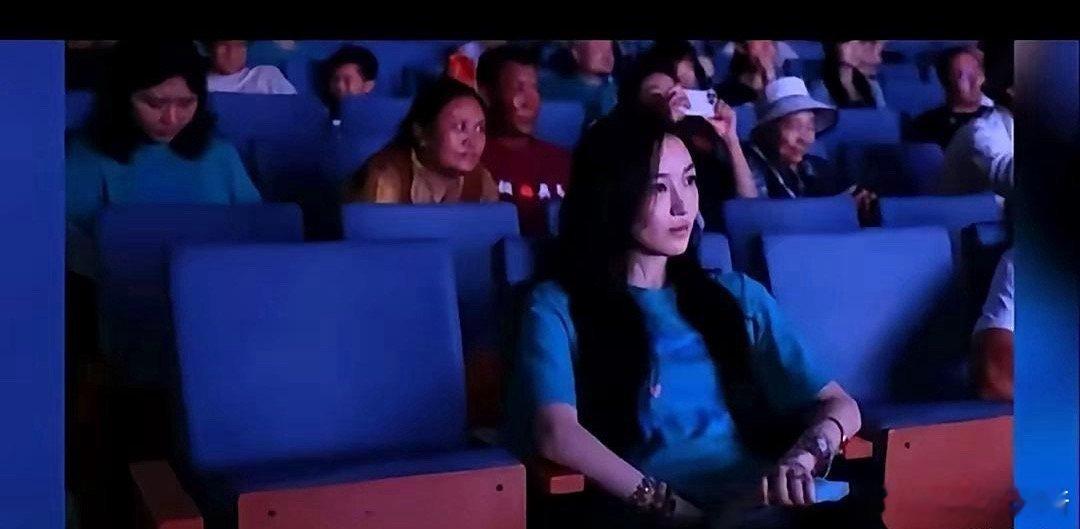 万万没想到，王菲女儿一坐下，全场静音气场直接把灯光压暗三分昨天嫣然基金活动现场，