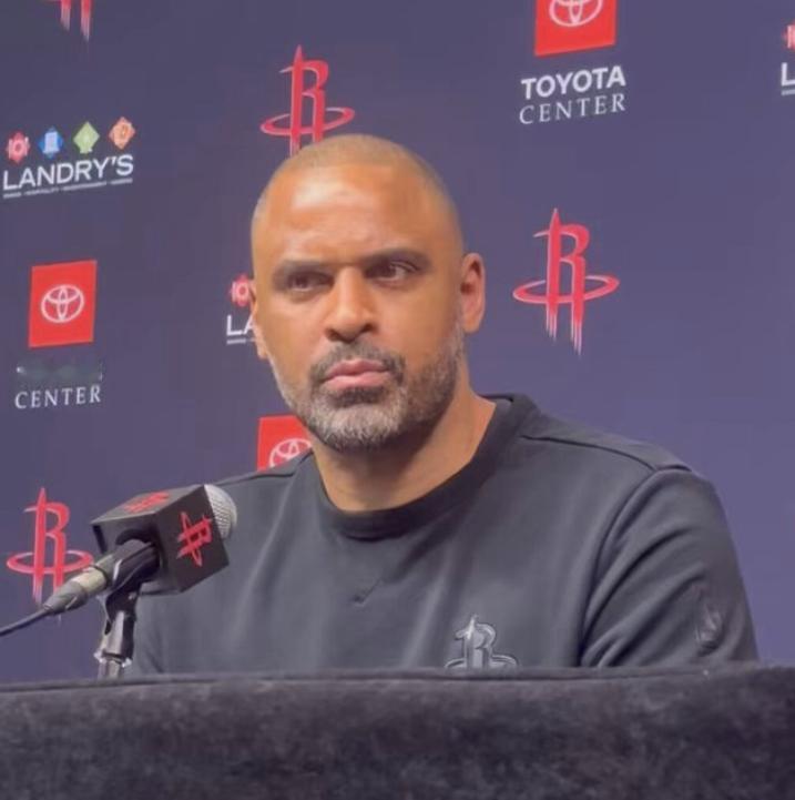 乌度卡的“套路”：

凯尔特人时期：斯玛特打持球大核，双探花蹲底角，霍福德蹲圈顶