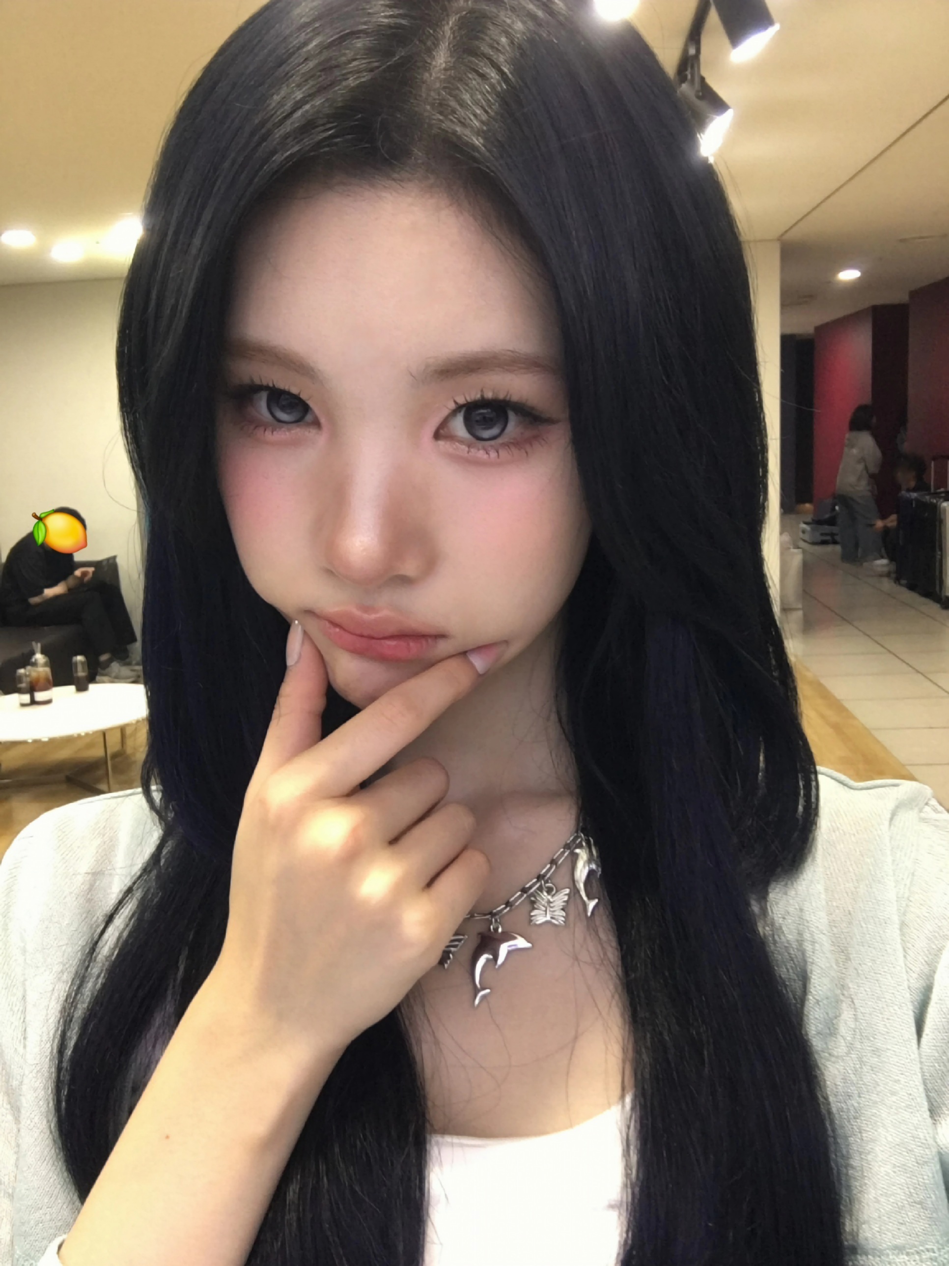她她她太可爱了呀 一想到她拿着手机选emoji把staff的脸都好好遮住还给自己