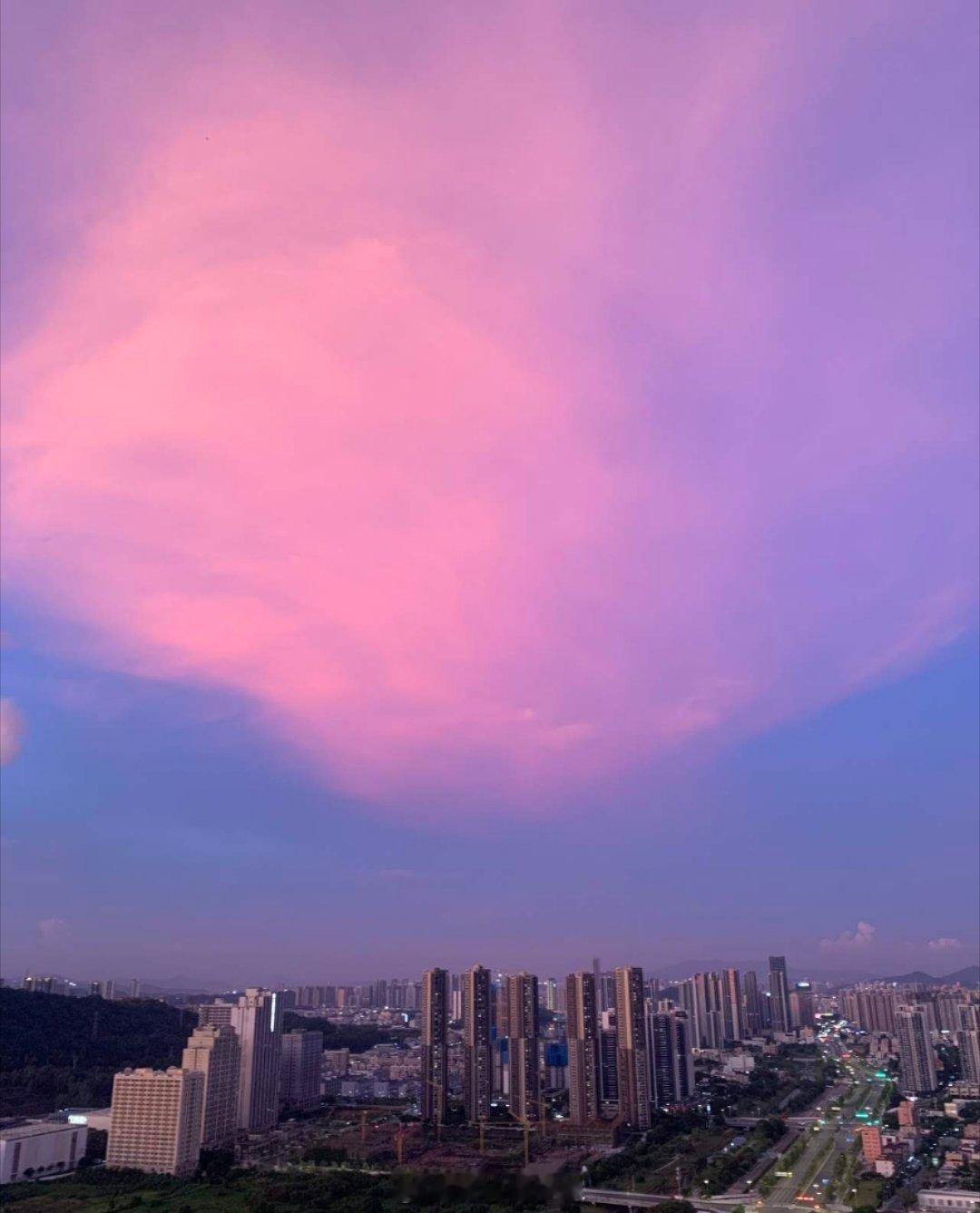 深圳晚霞今天的深圳晚霞简直绝了，吃过晚饭，就看到了这艳的诱人的绝美晚霞 ​​​