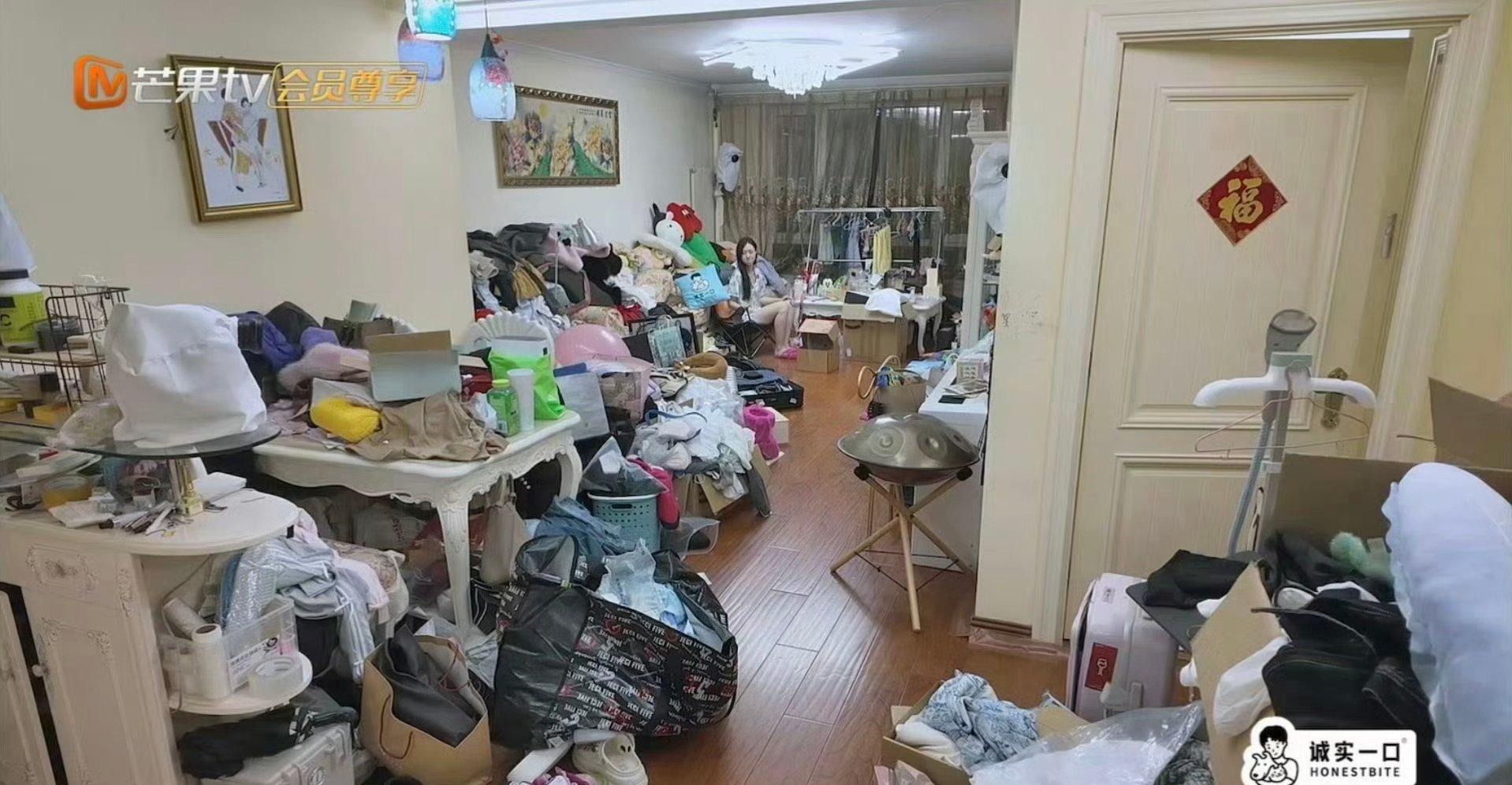 管乐晚上6点直播收拾屋子管乐小姨妈已经在收拾了 屋子乱的话题刚热乎，管乐就带着直