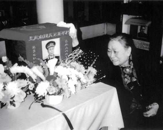 1978年王近山在南京病逝后，前妻韩岫岩前来吊唁，被警卫员遵照遗言拦在门外。这段