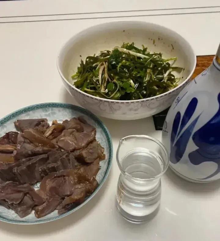 他喝的从来不是酒。
74年属虎的男人，下班拧开瓶盖的瞬间，仪式才真正开始。
倒出