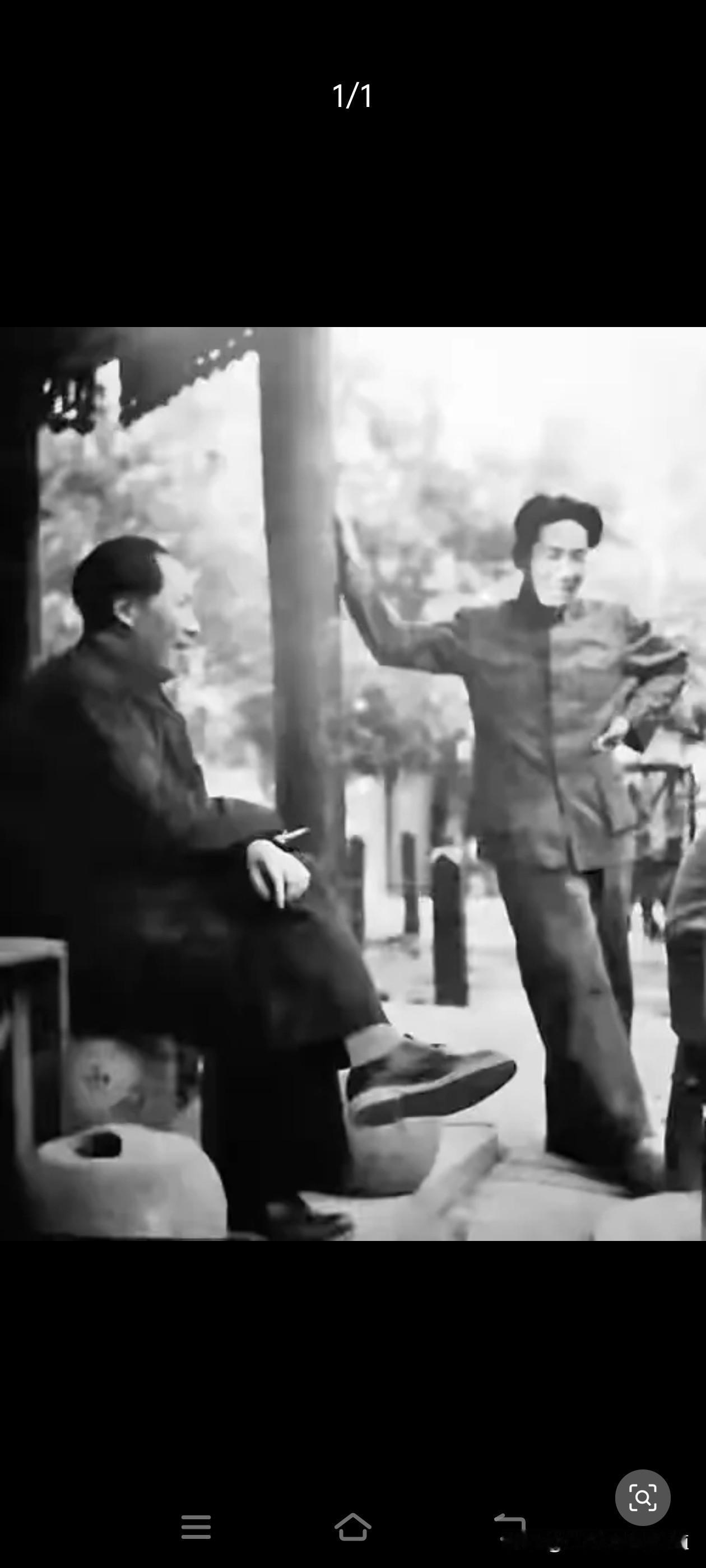 父子相聚，
言谈之间满是谆谆教诲。
伟人语重心长叮嘱儿子，
要脚踏实地，
不畏艰