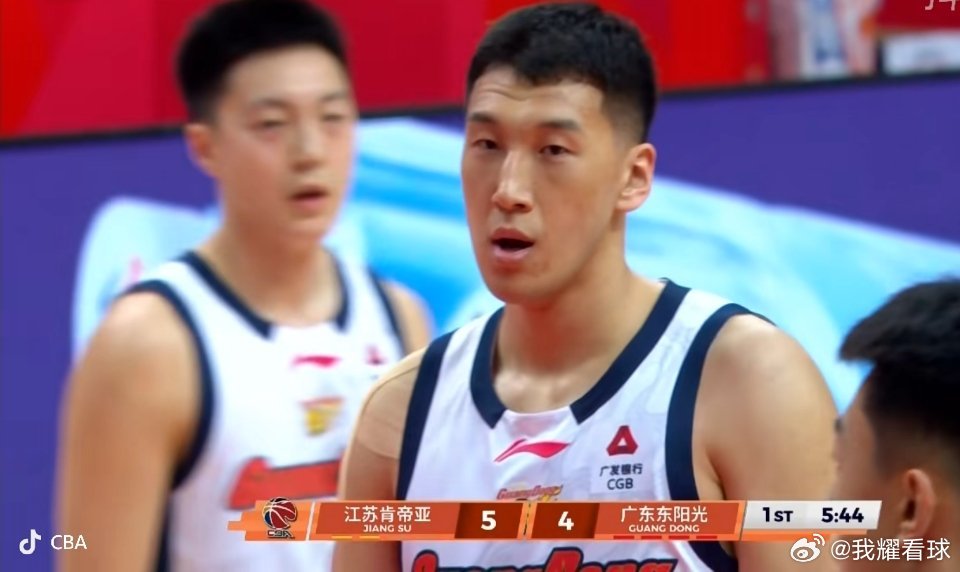 又是同样的剧本，广东队开局半节球仅拿5分，阵地进攻毫无章法啊，罚球不进三分打铁，