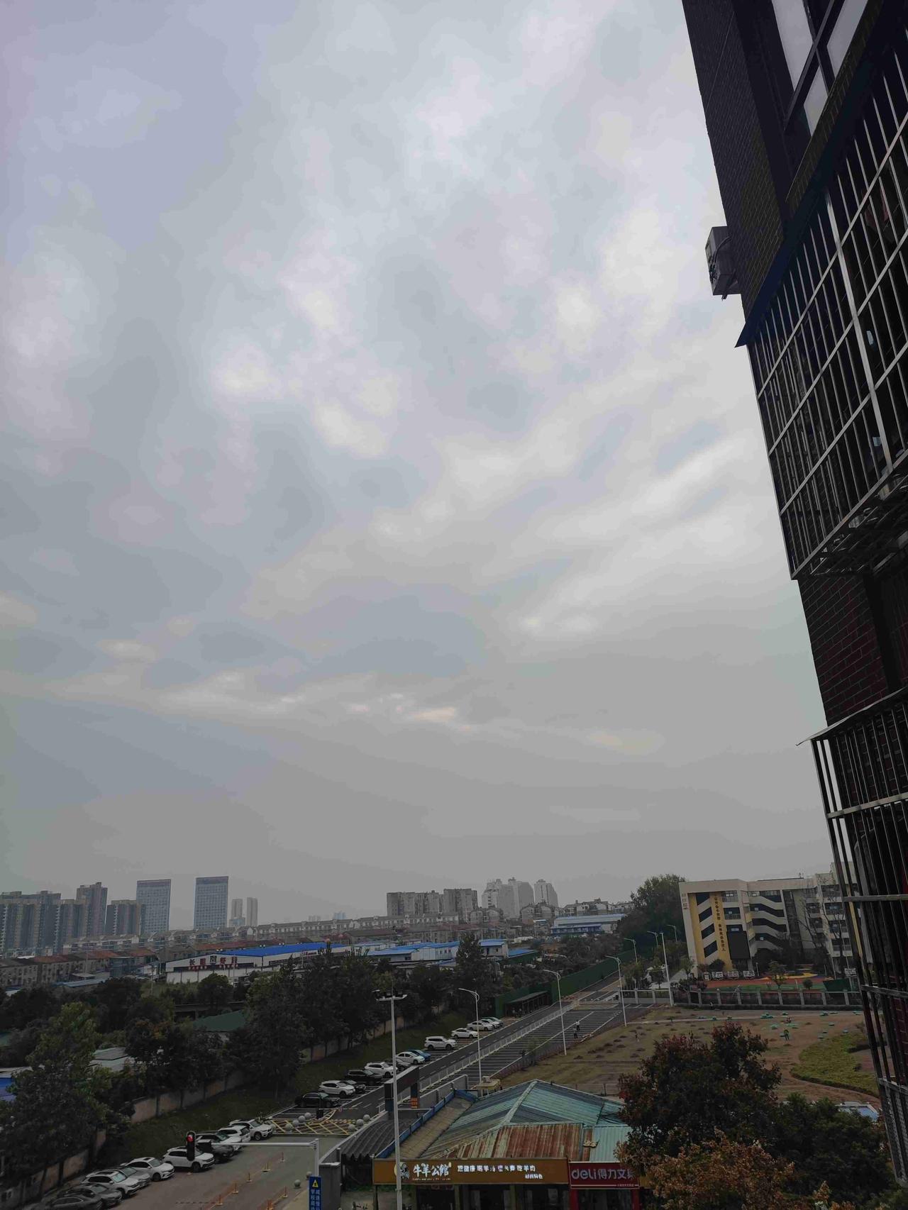 我的今日状态：😁轻松愉快
我这里的天气：🌤️多云
今天周六，
不出门，
宅一