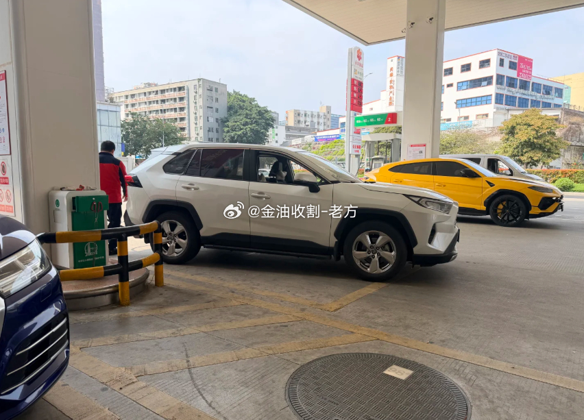 我以为只有黄金喜欢搞背刺的时候，局势一波动荡，让本就不低的油价大幅上涨🛢️，没