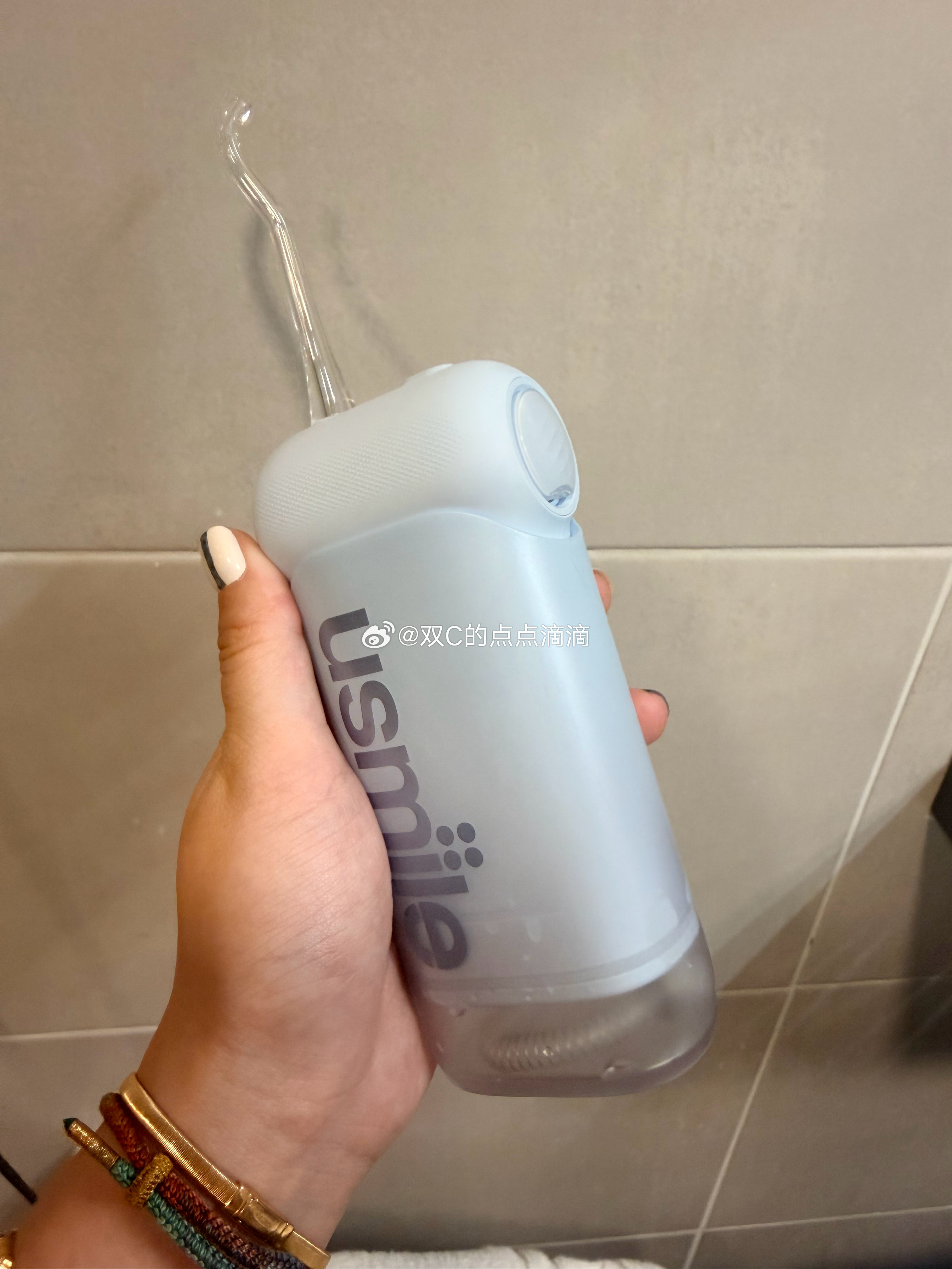 起来了十点了姐第一时间去刷牙..说到医生建议我们用水牙线我家里大的家庭版都是洁碧