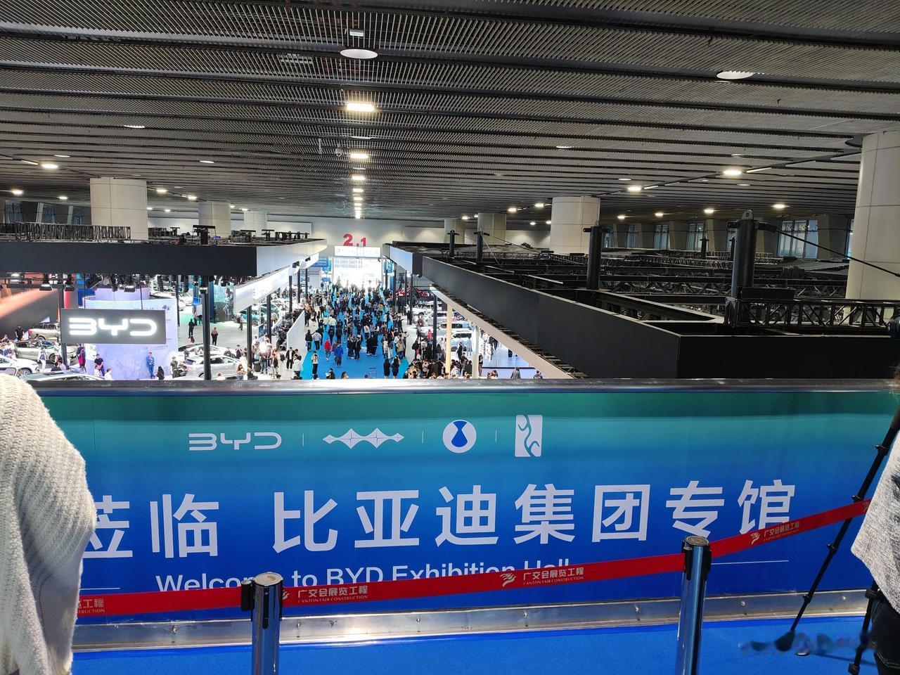 论豪横，还得是比亚迪！
广州车展，大部分厂家都是一个或两个展台。
比亚迪把一个场