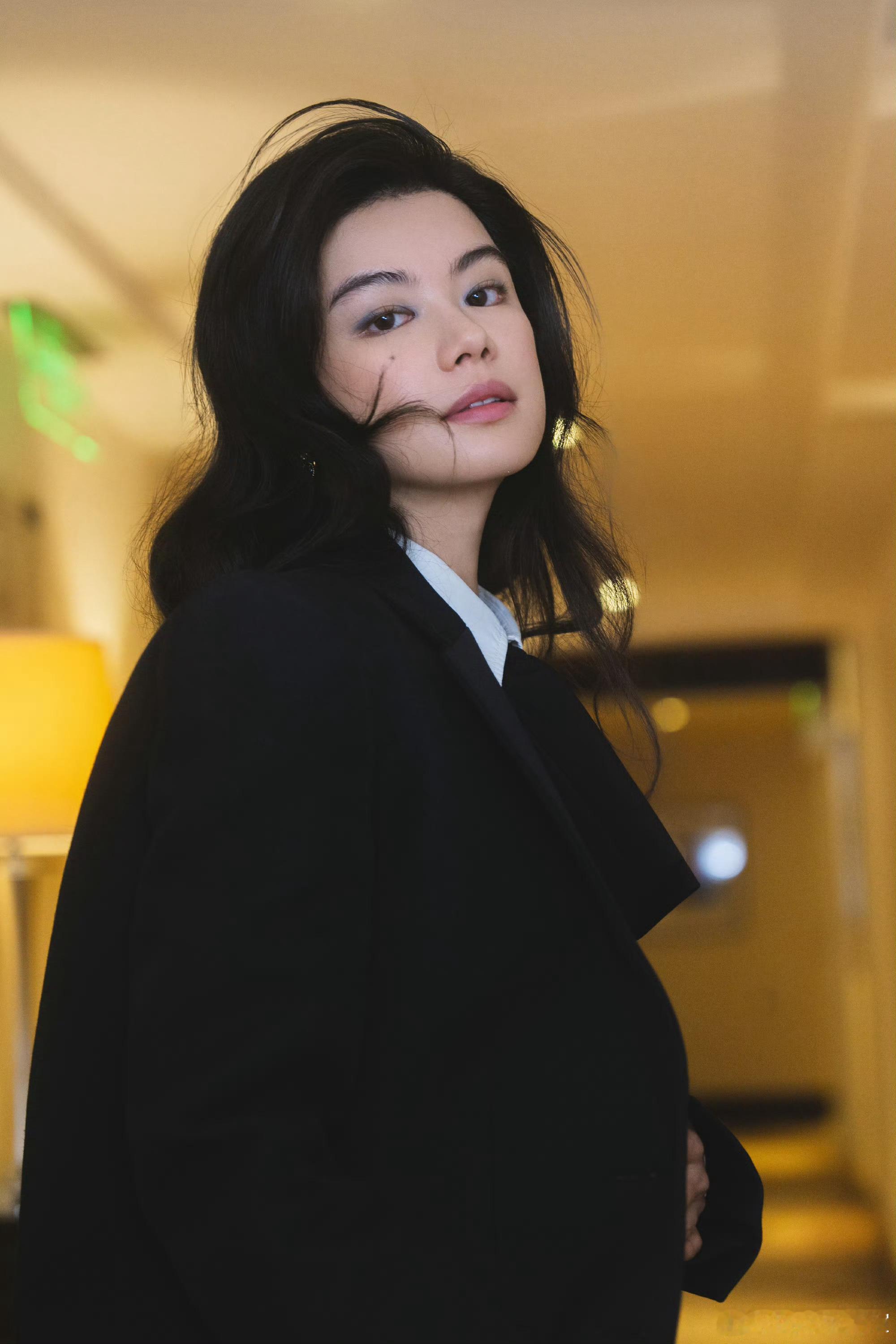 李蔓瑄和Balenciaga ，大气明艳的类型穿宽松利落的套装，完美的人衣组合。