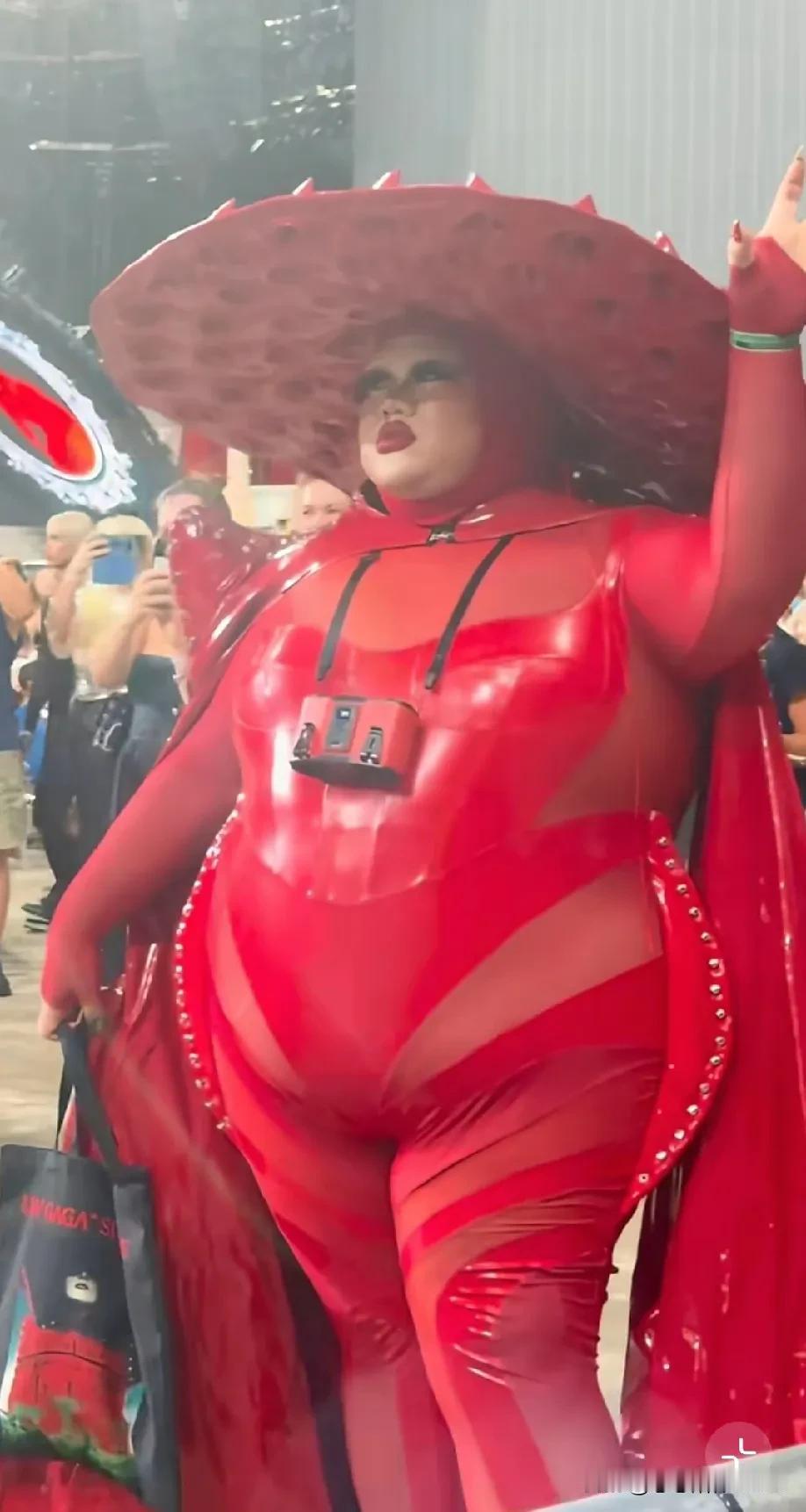 Lady Gaga浑身洋溢着自信与松弛之感，丝毫不见身材相貌方面的焦虑，凭借独特