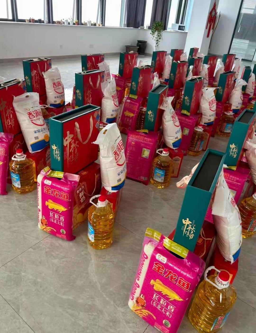这样的中秋节礼怎么样？大米食用油搭配月饼礼盒，实实在在的节日福利。没有花里胡哨的