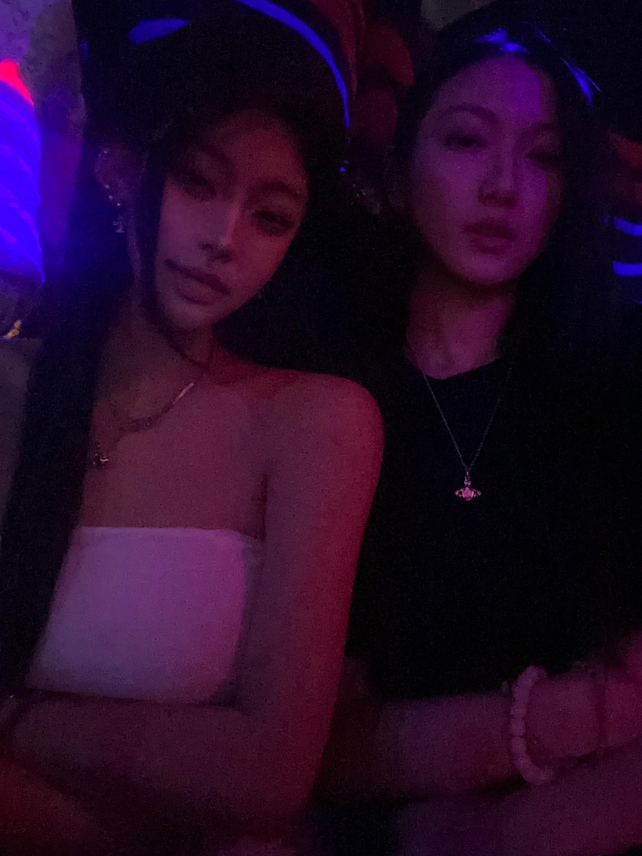 我等了你一年零三百零七天 我始终记得凌晨四五点 我把你叫醒 “陪我喝点...