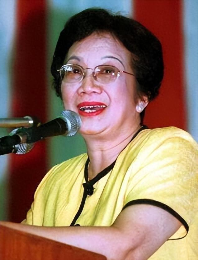 她是全球首位华人女总统，硬刚美国，上任第一件事情就是驱逐美军，坦言自己是中华儿女