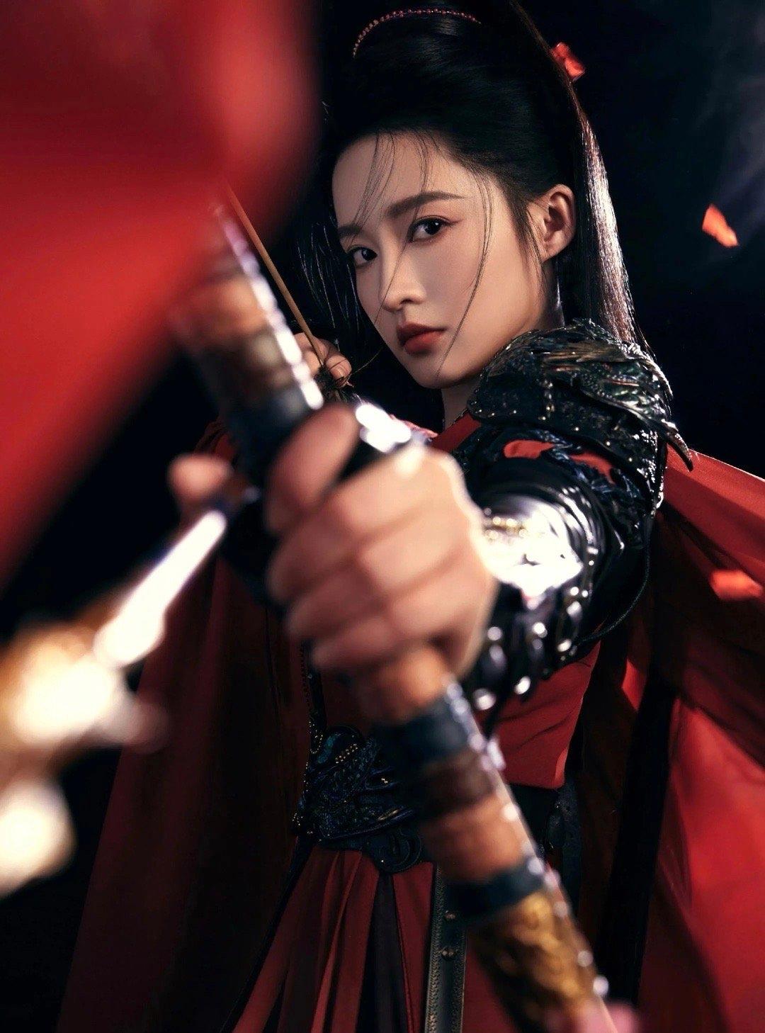 神射手李沁出圈！

《一笑随歌》里，

李沁拉弓射箭的镜头火了！

观众发现，她