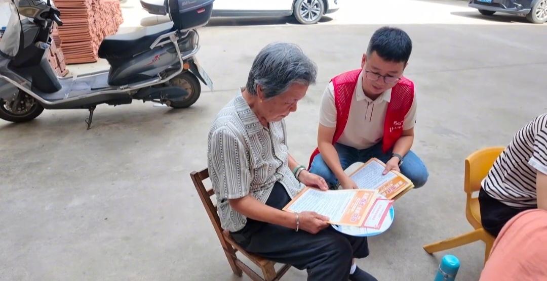 中国移动湖北黄冈武穴分公司组织反诈宣传志愿者深入小区街巷与沿街商铺，面对面开展反