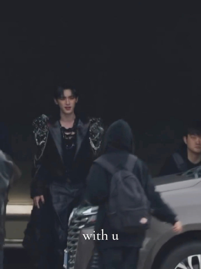 丁程鑫挑染小辫丁程鑫链条黑大衣重金属范丁程鑫挑染小辫，谁懂这个链条黑大衣造型，好