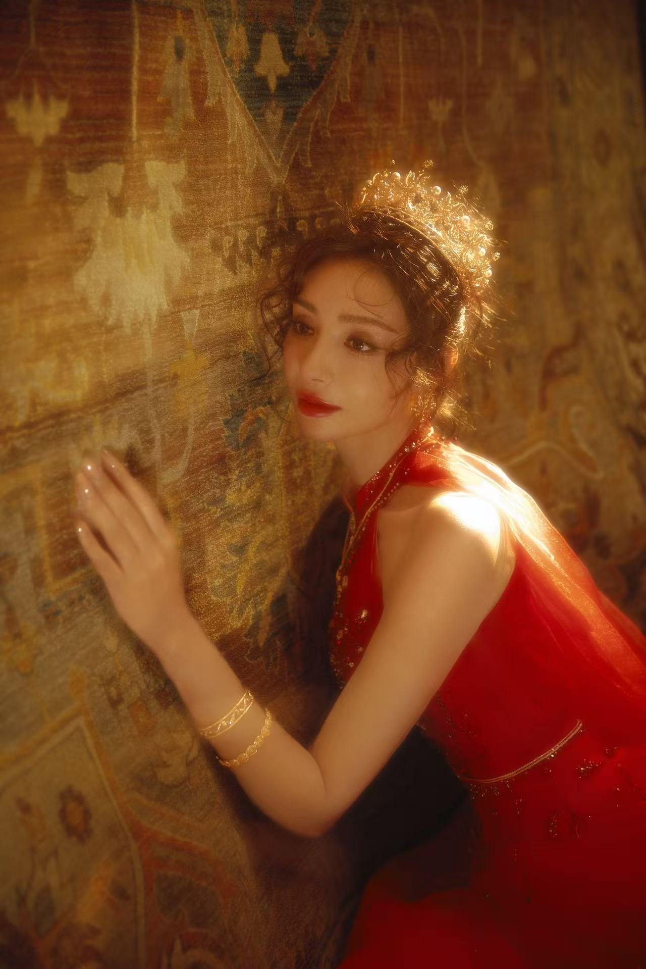 姜潮麦迪娜新疆婚礼含金量太高了 婚嫁黄金的意义，从来不只是好看。麦迪娜被亲人祝福