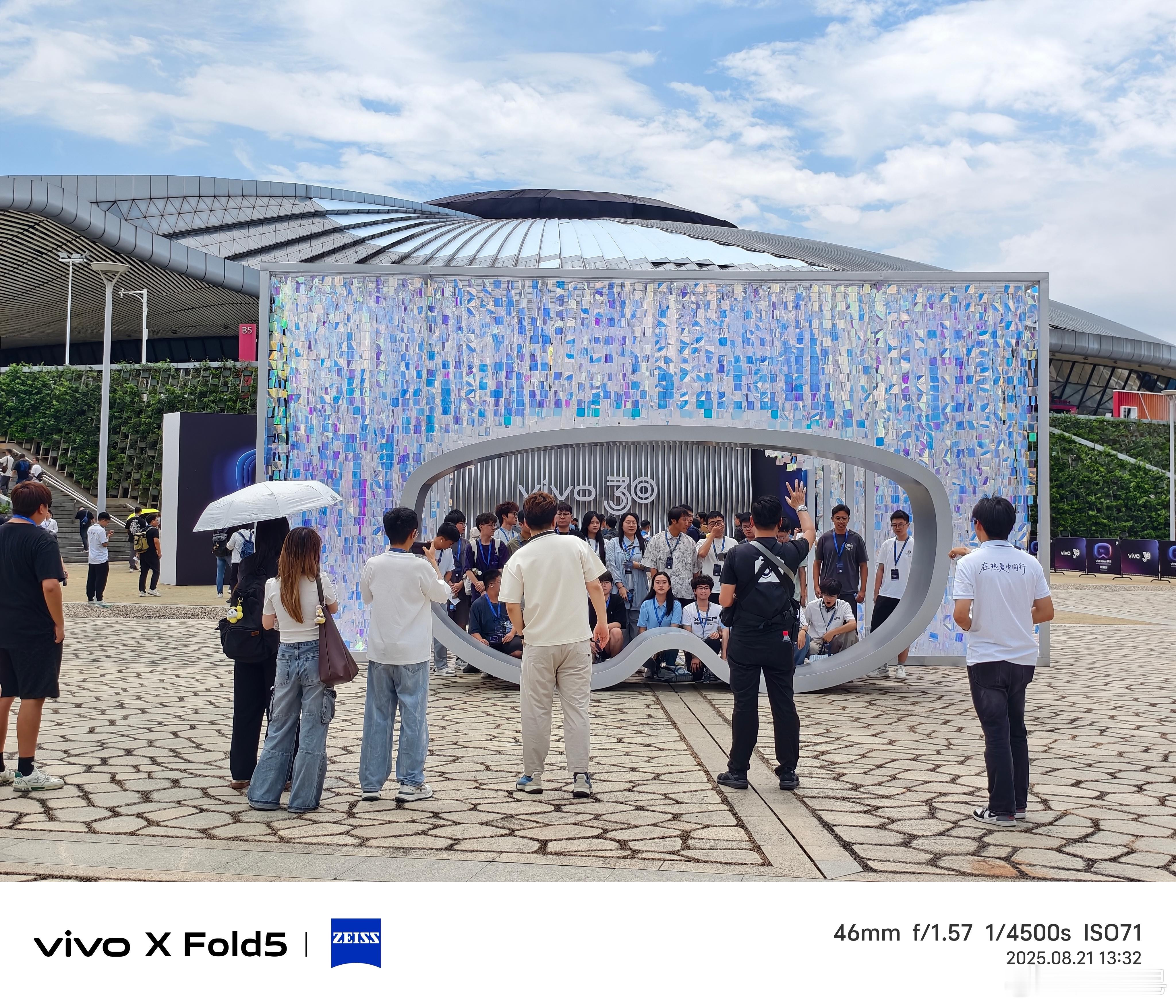 vivo30周年 到现场了，vivo影像强不强，用过的都知道。甚至有一位母亲用v
